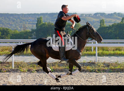 Mutige Mann reitet auf einem braunen Pferd, Caucasus. Stockfoto