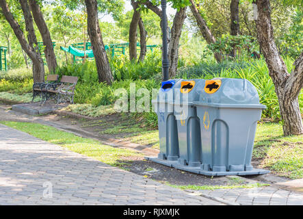 Verschiedene farbige Behälter für die Sammlung von Recycling-Materialien Stockfoto