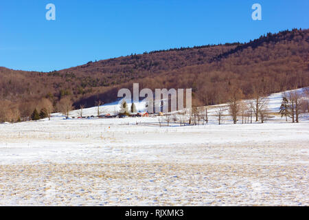 Ein Feld für die Langlaufloipe in West Virginia, USA. Das Feld im Schnee bedeckt und ist umgeben von Bergen. Stockfoto