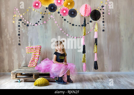 Süße schöne Mädchen Dame in Fancy violett Kleid Rock mit Nummer sieben Tag ihren Geburtstag feiern mit Spaß und Freude im Studio Szene posiert. Stockfoto