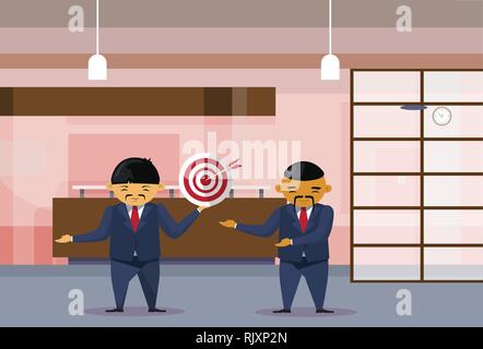 Zwei asiatische Geschäftsleute halten Ziel mit Pfeil in der Mitte In modernen Büro Geschäftsleute Zusammenarbeit und Verwirklichung Konzept Stock Vektor
