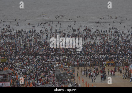 04 - N 0V-2005-Idol von Lord Ganesh Ganpati Elefant Gott visarjan auf Chowpatty; Bombay Mumbai, Maharashtra, Indien Stockfoto