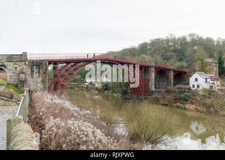 Das kürzlich renovierte und lackiertem Eisen Brücke an Ironbridge, Telford, Shropshire Stockfoto