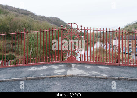 Das kürzlich renovierte und lackiertem Eisen Brücke an Ironbridge, Telford, Shropshire Stockfoto