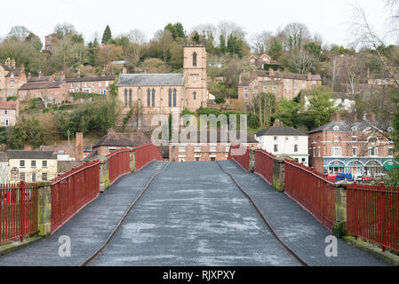 Das kürzlich renovierte und lackiertem Eisen Brücke an Ironbridge, Telford, Shropshire Stockfoto