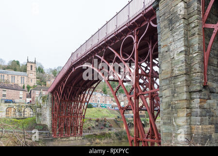 Das kürzlich renovierte und lackiertem Eisen Brücke an Ironbridge, Telford, Shropshire Stockfoto