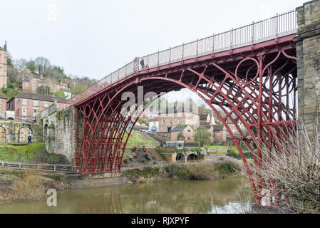 Das kürzlich renovierte und lackiertem Eisen Brücke an Ironbridge, Telford, Shropshire Stockfoto