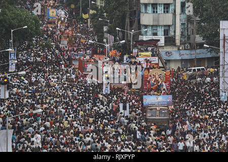 04 - N 0V-2005-Idol von Lord Ganesh Ganpati Elefant Gott visarjan auf Chowpatty; Bombay Mumbai, Maharashtra, Indien Stockfoto