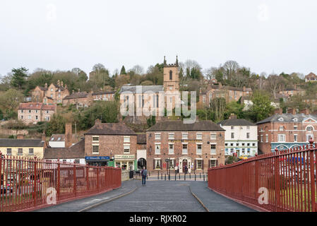 Das kürzlich renovierte und lackiertem Eisen Brücke an Ironbridge, Telford, Shropshire Stockfoto