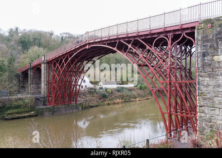 Das kürzlich renovierte und lackiertem Eisen Brücke an Ironbridge, Telford, Shropshire Stockfoto