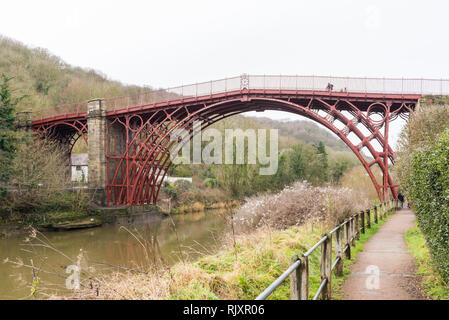 Das kürzlich renovierte und lackiertem Eisen Brücke an Ironbridge, Telford, Shropshire Stockfoto