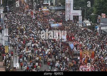 04 - N 0V-2005-Idol von Lord Ganesh Ganpati Elefant Gott visarjan auf Chowpatty; Bombay Mumbai, Maharashtra, Indien Stockfoto