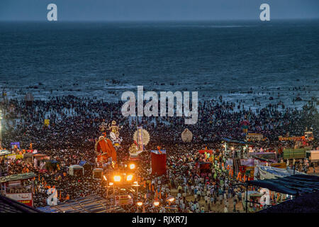 04 - N 0V-2005-Idol von Lord Ganesh Ganpati Elefant Gott visarjan auf Chowpatty; Bombay Mumbai, Maharashtra, Indien Stockfoto