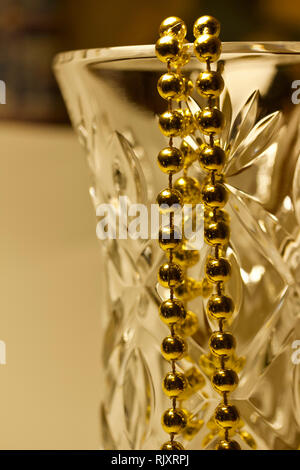 Makro Kunst Abstrakte schöne defokussierten Kristallglas mit goldfarbenen Mardi Gras Perlen Stockfoto