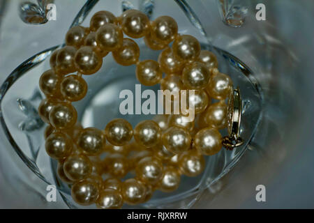 Makro Kunst Abstrakte schöne defokussierten Kristallglas mit einer Perlenkette Stockfoto