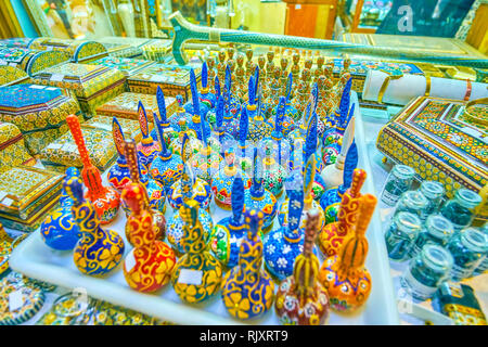 ISFAHAN, IRAN - 19. Oktober 2017: Die Vielfalt der kleinen keramischen lackiert Glocken auf das Schaufenster des Souvenir in Grand Bazaar ausgeht, am 19. Oktober in I Stockfoto