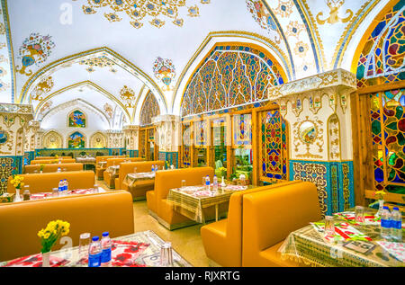 ISFAHAN, IRAN - 19. Oktober 2017: Die Baastan Restaurant kombiniert beliebte Persischen dekorative Stile, wie z.b. Spiegel Arbeit Elemente, gemalten Ornamenten, Stockfoto