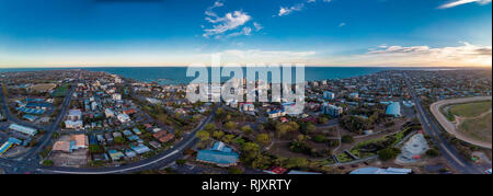 Luftaufnahme von Suttons Strand und Badesteg, Redcliffe, Queensland, Australien Stockfoto