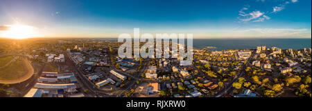 Luftaufnahme von Suttons Strand und Badesteg, Redcliffe, Queensland, Australien Stockfoto