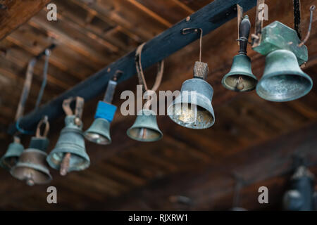 Kleine messing Glocken aus dem Keller Strahl in der Basilika Unserer Lieben Frau von den Felsen in der Bucht von Kotor, Perast, Montenegro hängen. Stockfoto