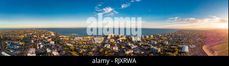 Luftaufnahme von Suttons Strand und Badesteg, Redcliffe, Queensland, Australien Stockfoto