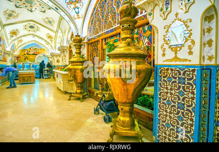 ISFAHAN, IRAN - Oktober 19, 2017: Die schöne Innenausstattung von Luxus Baastan Restaurant, eingerichtet mit zwei riesigen samovars, am 19. Oktober in Isfaha Stockfoto