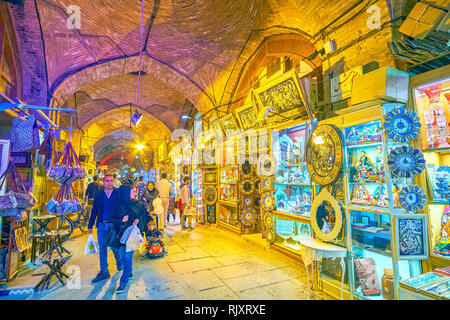 ISFAHAN, IRAN - 19. Oktober 2017: Der Große Basar ist der größte und einer der interessantesten Märkte in Iran, mit Tausenden von Ständen und Geschäften Stockfoto