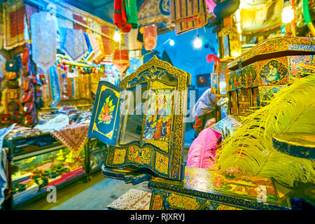 ISFAHAN, IRAN - Oktober 19, 2017: Die schöne Spiegel in bunten Rahmen mit bemalten Fensterläden im Souvenirshop in Grand Bazaar, am 19. Oktober in Isfa Stockfoto