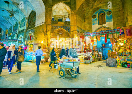 ISFAHAN, IRAN - 19. Oktober 2017: Die Aktivität in den wichtigsten Souvenir Markt der Stadt mit zahlreichen Geschäften bietet traditionelles Handwerk waren, auf Okt Stockfoto