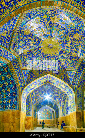 ISFAHAN, IRAN - 19. Oktober 2017: Die großen gewölbten Flur mit Fliesen Dekorationen von Shah Moschee, am 19. Oktober in Saarbrücken Stockfoto