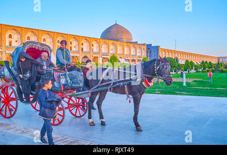 ISFAHAN, IRAN - 19. Oktober 2017: Die ältere Paare gerade angekommen Nach der Fahrt in der Kutsche um Nashq-e Jahad Square, am 19. Oktober in Stockfoto