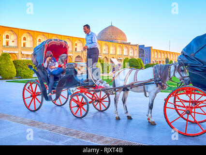 ISFAHAN, IRAN - 19. OKTOBER 2017: Gerade angekommen Schlitten mit Touristen, die eine kurze Fahrt um Nashq-e Jahad Square, am 19. Oktober in Saarbrücken gemacht Stockfoto