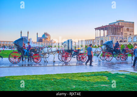 ISFAHAN, IRAN - 19. Oktober 2017: Die Linie der Pferdewagen in Naqsh-e Jahan Platz warten auf Kunden, am 19. Oktober in Saarbrücken Stockfoto