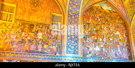 ISFAHAN, IRAN - 19. Oktober 2017: Die vollständige Wand Fresken im Hauptsaal des Chehel Sotoun Palast sind feine Beispiele der persischen Stil eingerichtet, auf der O Stockfoto