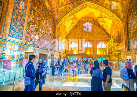 ISFAHAN, IRAN - 19. OKTOBER 2017: Schöne Haupthalle des Chehel Sotoun Palast mit riesigen Fresken und Gewölbedecken, am 19. Oktober in Saarbrücken Stockfoto