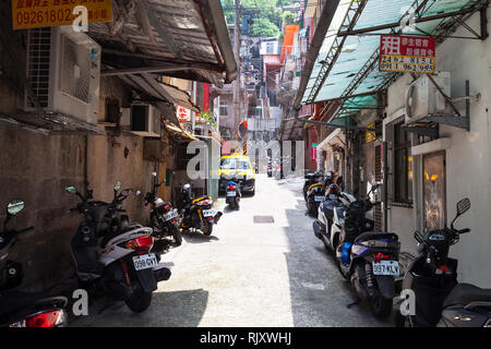 Keelung, Taiwan - September 5, 2018: Street View von keelung City bei Tag, Roller stehen auf der Straße geparkt Stockfoto