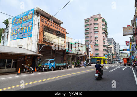 Keelung, Taiwan - September 5, 2018: Street View von keelung City bei Tag, gewöhnliche Menschen sind auf der Straße Stockfoto