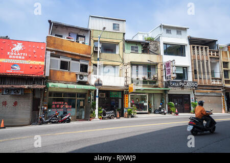 Keelung, Taiwan - September 5, 2018: Street View von Keelung city, einfachen Mann auf der Straße fahren Roller Stockfoto