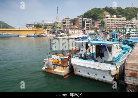 Keelung, Taiwan - 5. September 2018: Boote sind in den Hafen von keelung City bei Tag Stockfoto