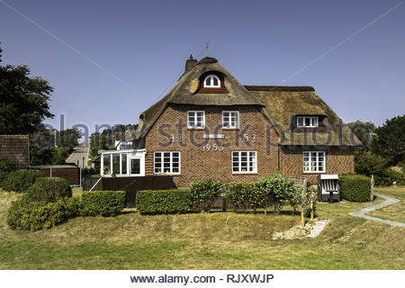 Typisch friesische rote Backsteinhäuser mit Stroh Dächer in Rantum Dorf