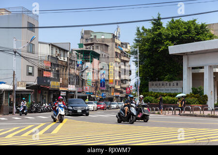 Keelung, Taiwan - September 5, 2018: Street View von keelung City bei Tag, gewöhnliche Menschen zu Fuß und Ride Roller auf der Straße Stockfoto