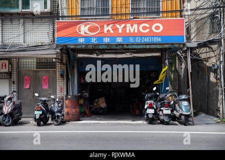 Keelung, Taiwan - September 5, 2018: Street View von keelung City bei Tag, Roller stand auf der Straße in der Nähe von KYMCO Garage geparkt Stockfoto