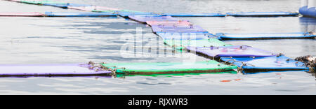 Farbenprächigen schwimmenden Wasser Matten oder Pads auf dem Wasser Hintergrund. Wassersport, Aufblasbare Werkzeug, Erholung, Urlaub, Urlaub, Spaß am Strand, Familie Acti Stockfoto