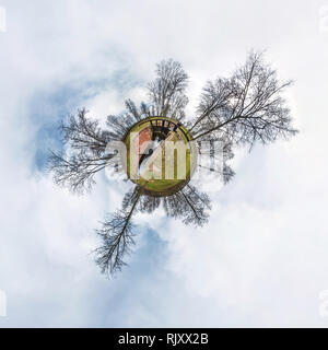 Grüne kleine kleine Planeten mit Bäumen in der Nähe von Gateway sperre Schleuse Bau auf dem Fluss, weiße Wolken und weichen blauen Himmel der Vergnügungspark. 360 Anzeigen von Ange Stockfoto