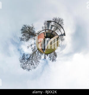 Grüne kleine kleine Planeten mit Bäumen in der Nähe von Gateway sperre Schleuse Bau auf dem Fluss, weiße Wolken und weichen blauen Himmel der Vergnügungspark. 360 Anzeigen von Ange Stockfoto