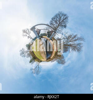 Grüne kleine kleine Planeten mit Bäumen in der Nähe von Gateway sperre Schleuse Bau auf dem Fluss, weiße Wolken und weichen blauen Himmel der Vergnügungspark. 360 Anzeigen von Ange Stockfoto