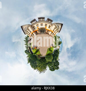 Winzig kleine Planeten mit Bäumen in der Nähe der wunderschönen Gebäude, weiße Wolken und weichen blauen Himmel der Vergnügungspark. 360 Grad Ansicht Engel. Planeten Erde. Stockfoto
