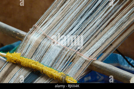 Vintage Handbuch Webstuhl mit unfertigen Textile Arbeiten Stockfoto