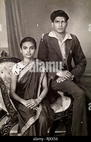 Ein Familienfoto, das von Familien, die ihre Villen in Karaikudi in der Region Chettinad in Tamil Nadu verlassen, an einen Antiquitätenladen verkauft wurde. Stockfoto