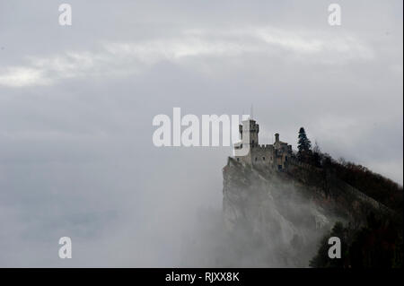 Europa, Italien, Marken, die guaita Festung (Prima Torre) ist die älteste und bekannteste Turm, Monte Titano San Marino. Es wurde erbaut im 11. Stockfoto